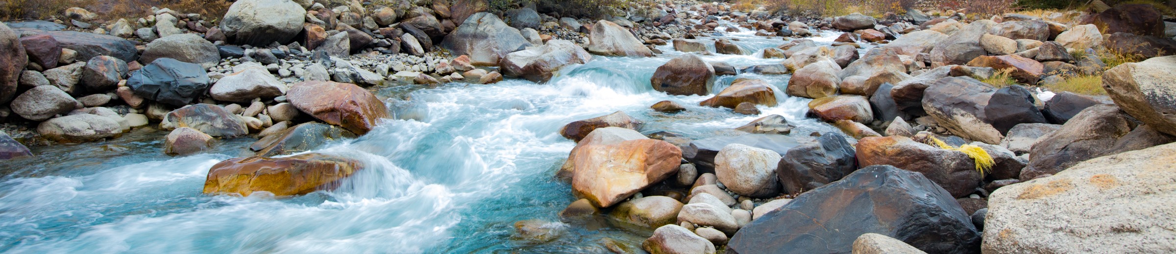 Río que fluye sobre rocas