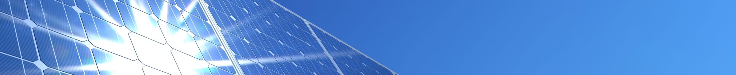 Paneles solares que reflejan la luz solar