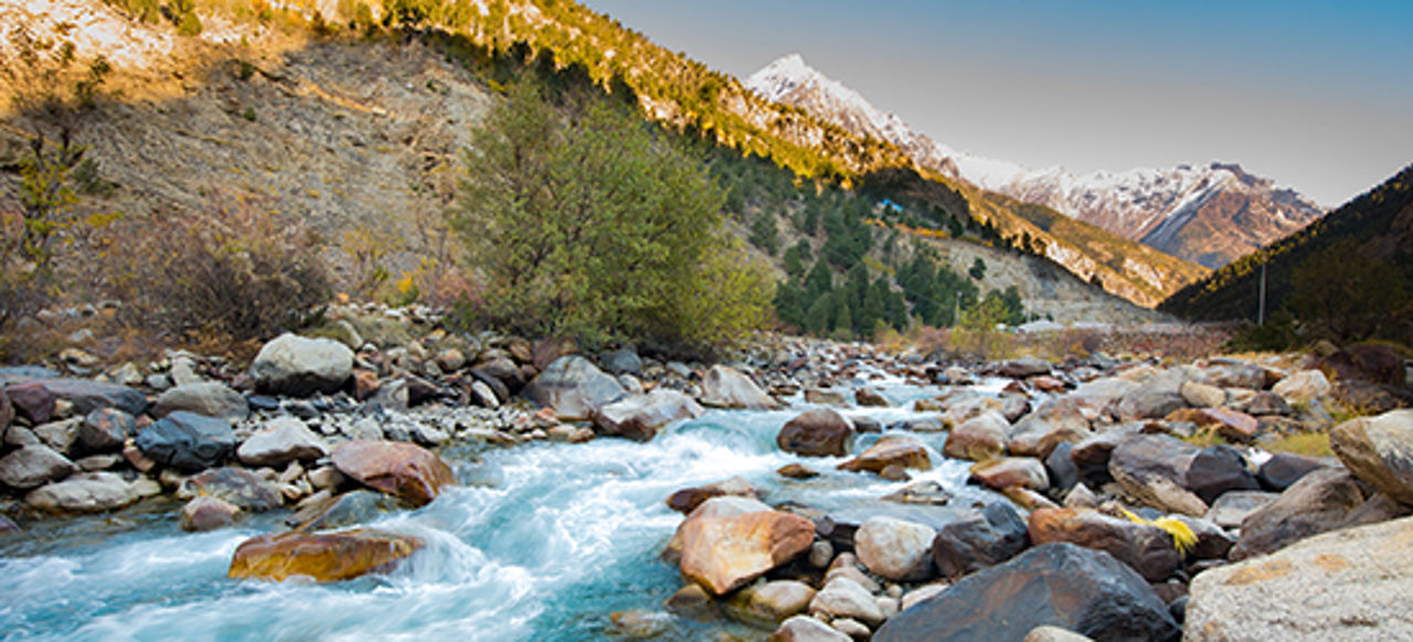 Río y rocas
