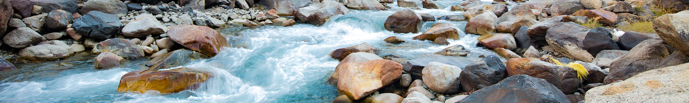 Río y rocas