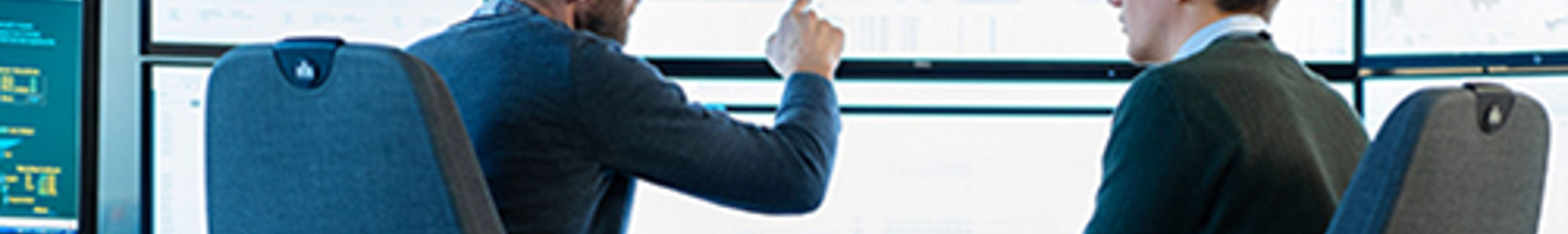 Hombre delante de monitores