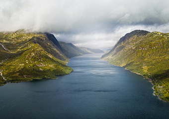 Montañas y fiordo. (Photo: Lars Petter Pettersen)