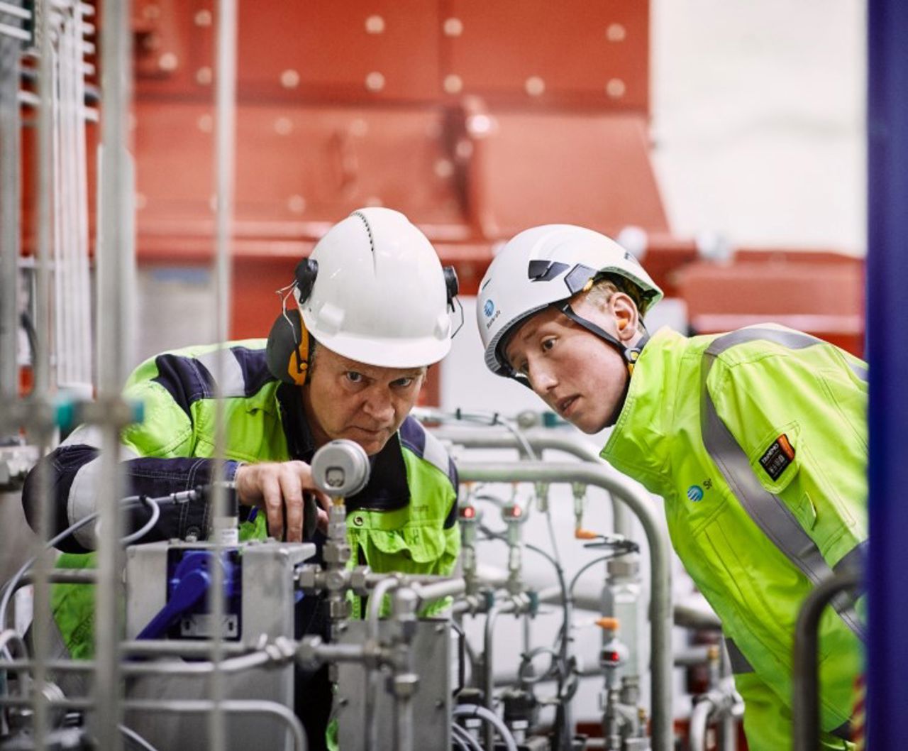 Dos empleados de Statkraft trabajando en la central eléctrica de Ringedalen