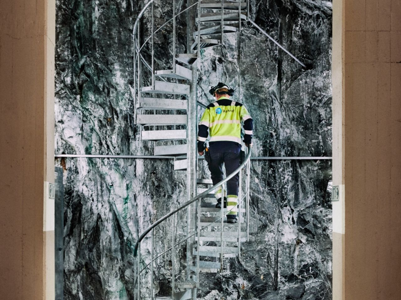 Hombre subiendo escaleras dentro de la central eléctrica