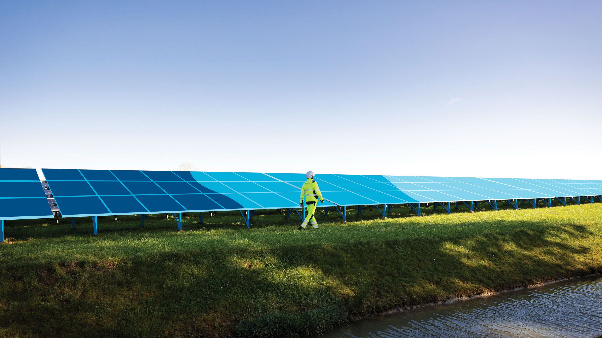 Hombre caminando junto a paneles solares