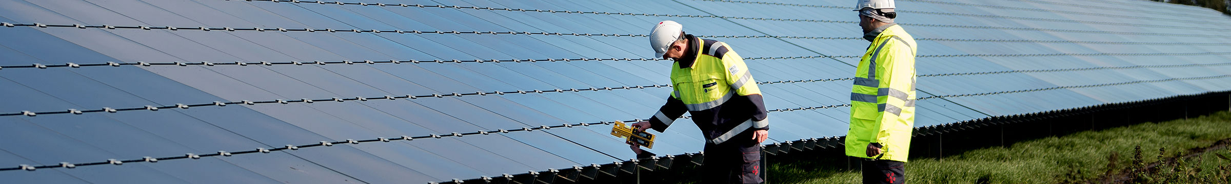 Trabajadores delante de una planta solar