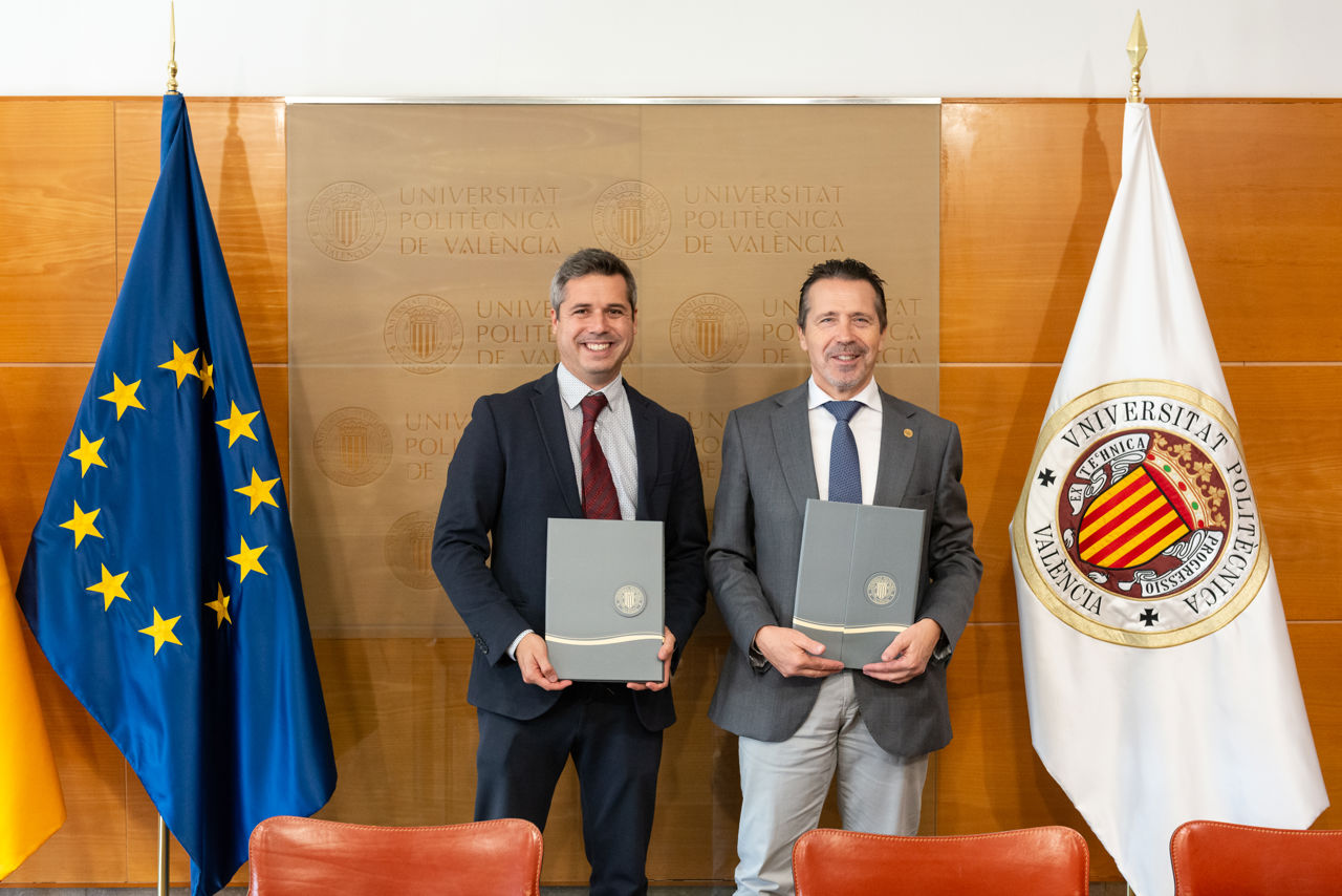 El director general de Statkraft Espa&ntilde;a, Jos&eacute; Miguel Ferrer, y el rector de la Universitat Polit&egrave;cnica de Val&egrave;ncia, Jos&eacute; E. Capilla, tras la firma