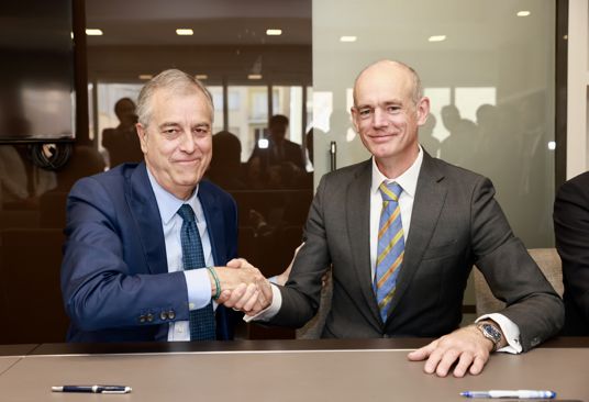 R. Mart&iacute;n de Bustamante y A. Smith en la firma de la adquisici&oacute;n de Enerf&iacute;n por parte de Statkraft