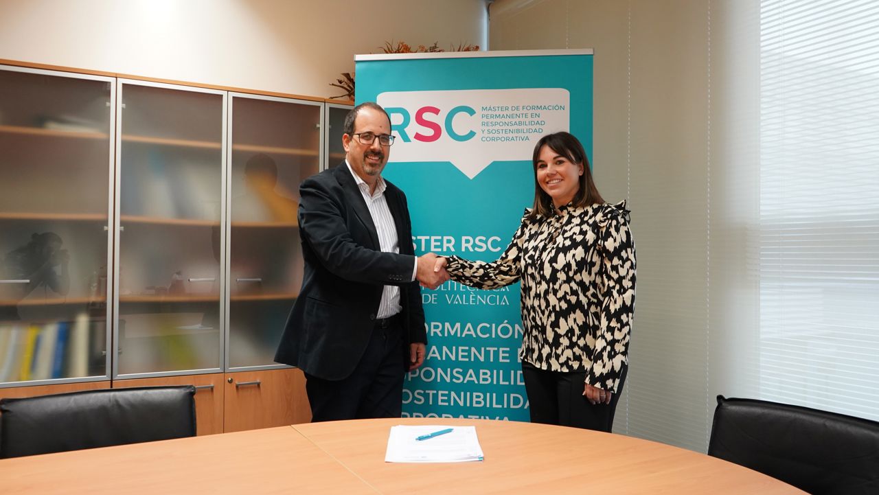 Gabriel Garc&iacute;a, director del M&aacute;ster y la responsable de Sostenibilidad de Statkraft, Erica Morales, en la Facultad de Administraci&oacute;n y Direcci&oacute;n de Empresas (ADE) de la UPV