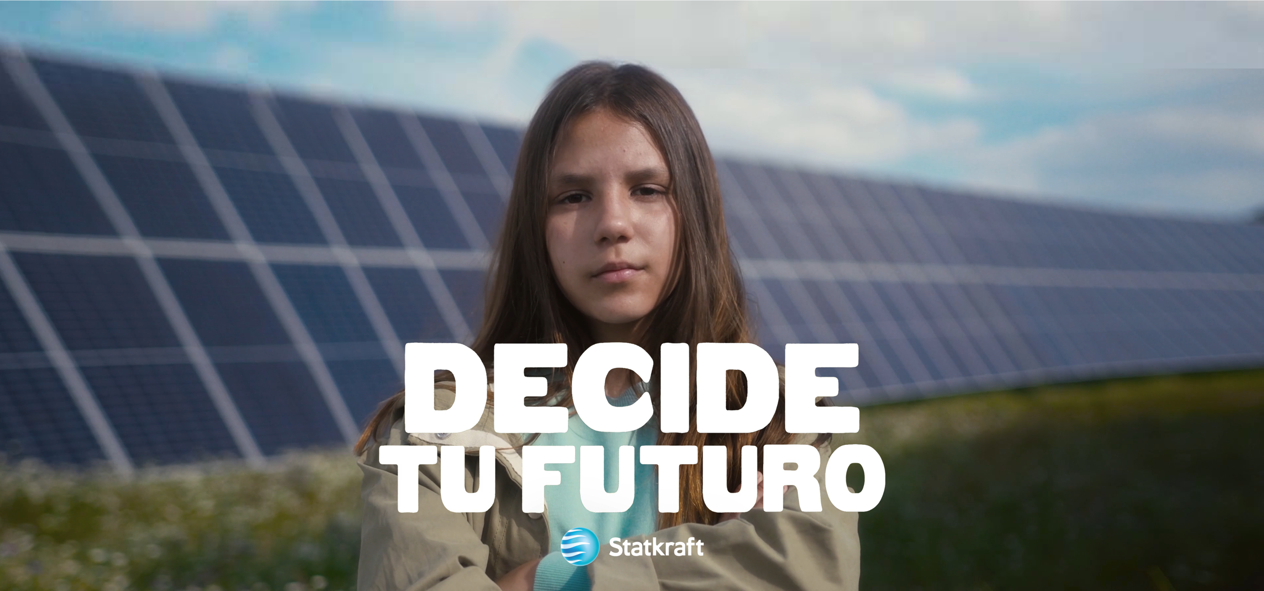 Girl in front of blurry solar panels. Text that says "Decide tu futuro" and the Statkraft logo 