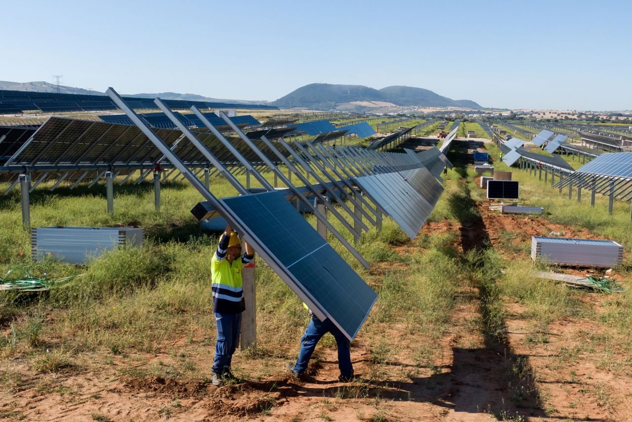 Trabajadores en planta solar