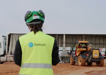 Hombre trabajando en paneles solares