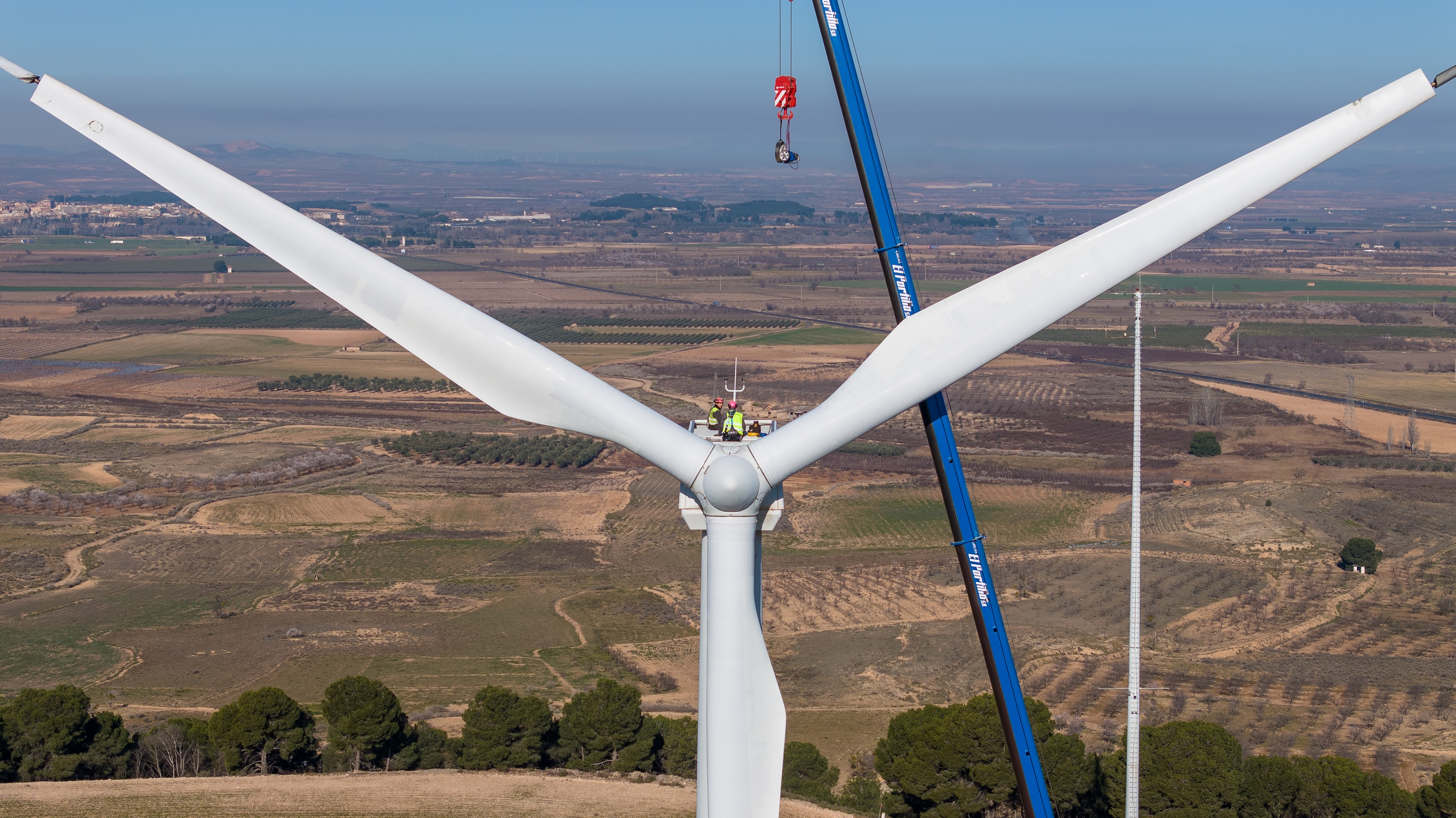 Trabajos desmantelamiento aerogenerados Montes de Cierzo