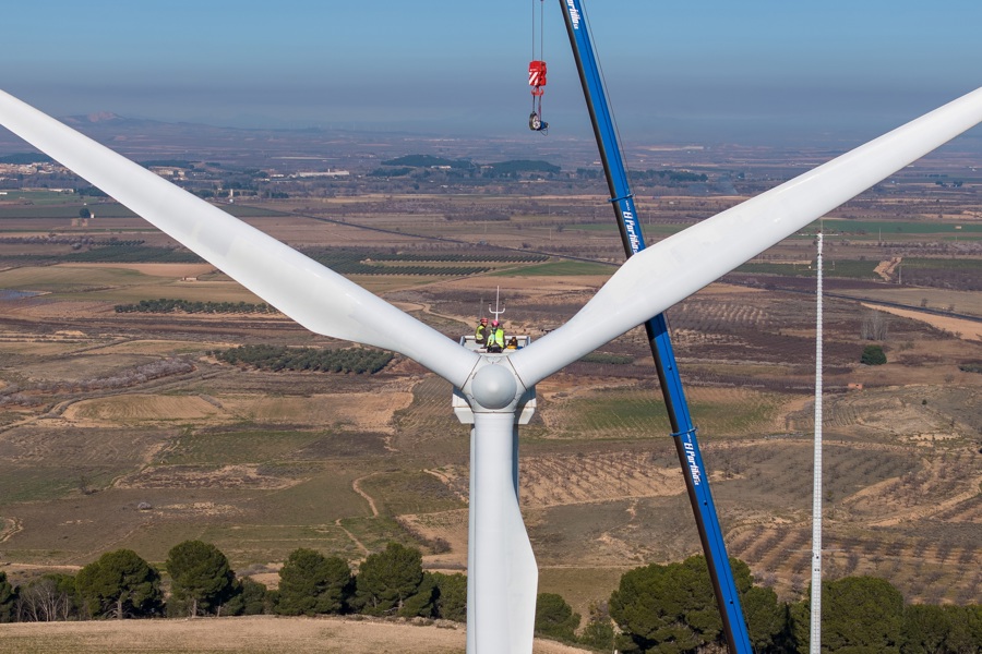 Trabajos desmantelamiento aerogenerados Montes de Cierzo