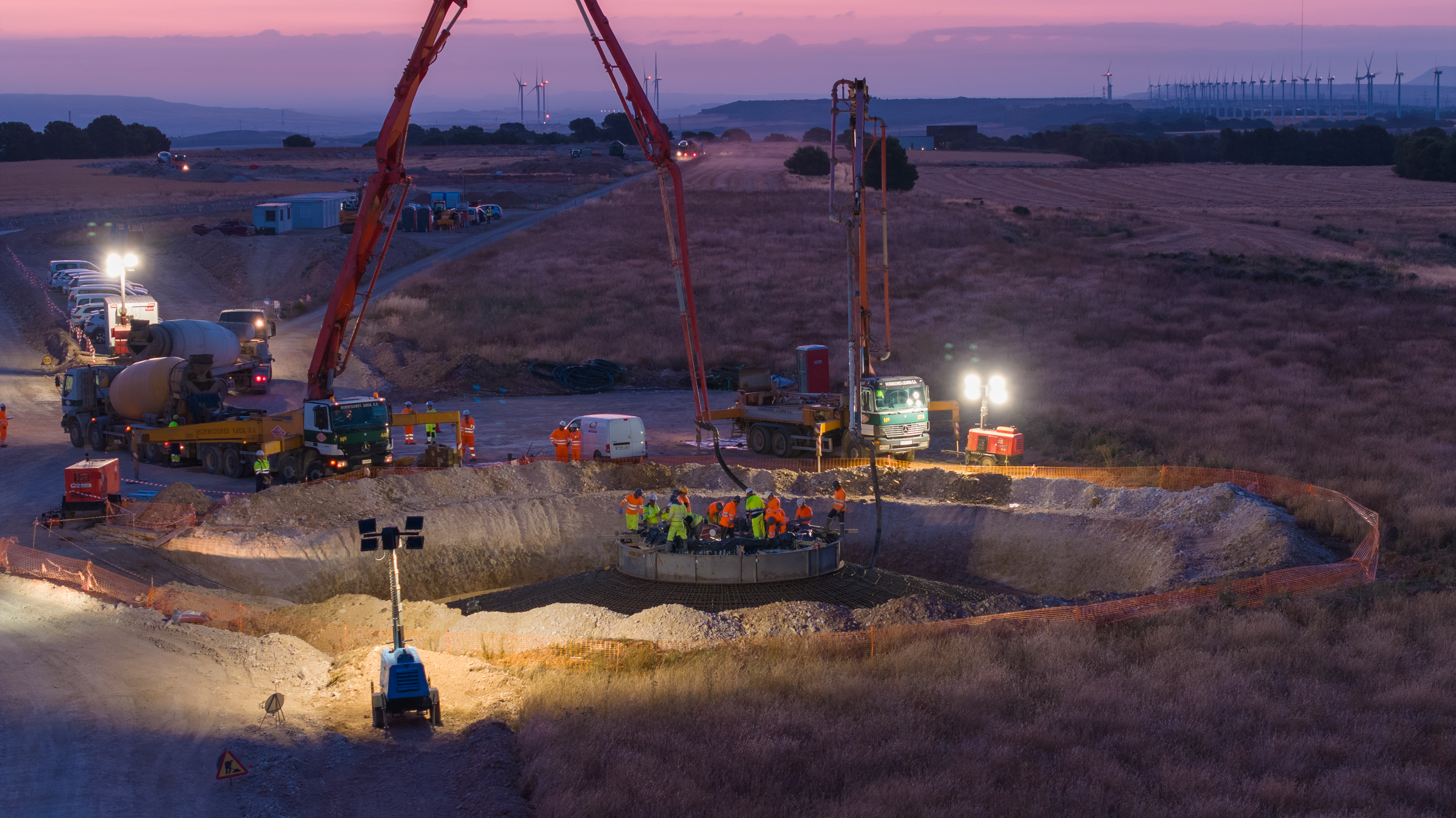Trabajos de encofrado y hormigonado al anochecer