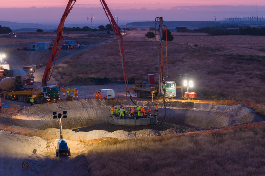 Trabajos de encofrado y hormigonado al anochecer