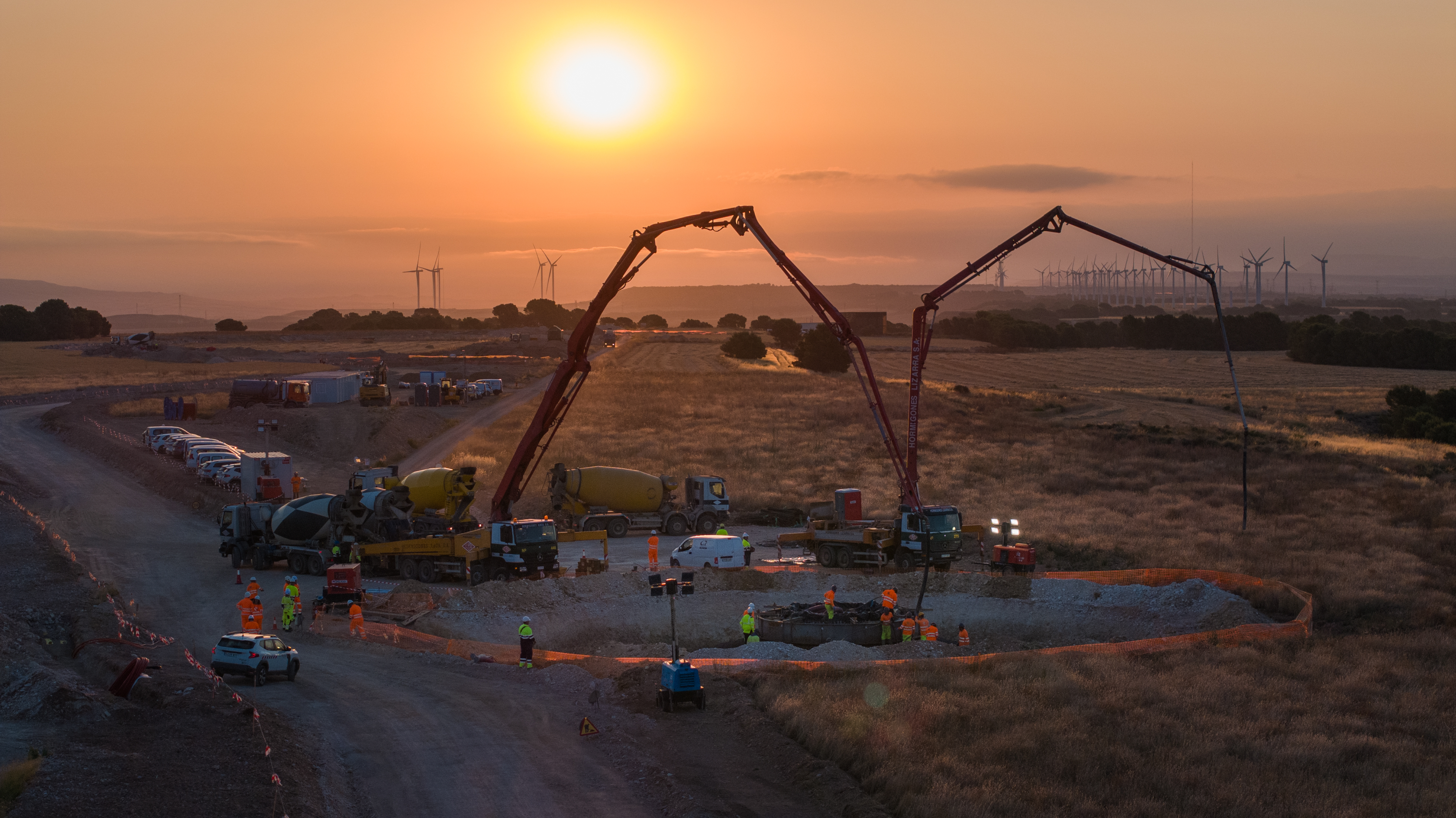Trabajos de hormigonado y encofrado al atardecer 