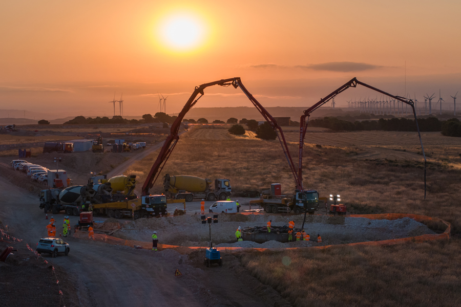 Trabajos de hormigonado y encofrado al atardecer