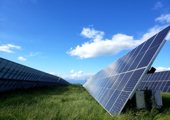 Hombre trabajando en paneles solares