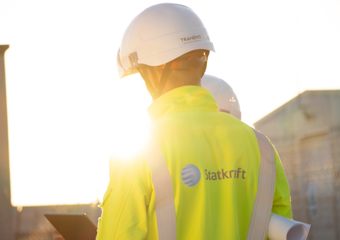 Hombre trabajando en paneles solares