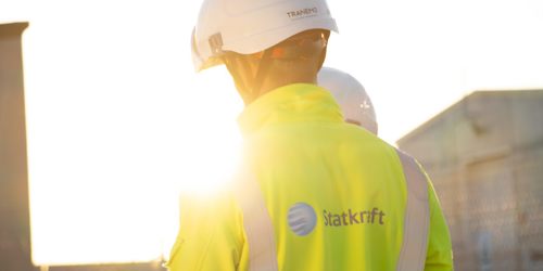 Hombre trabajando en paneles solares